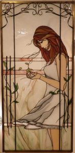 純白の女性のパネル　ステンドグラス女性